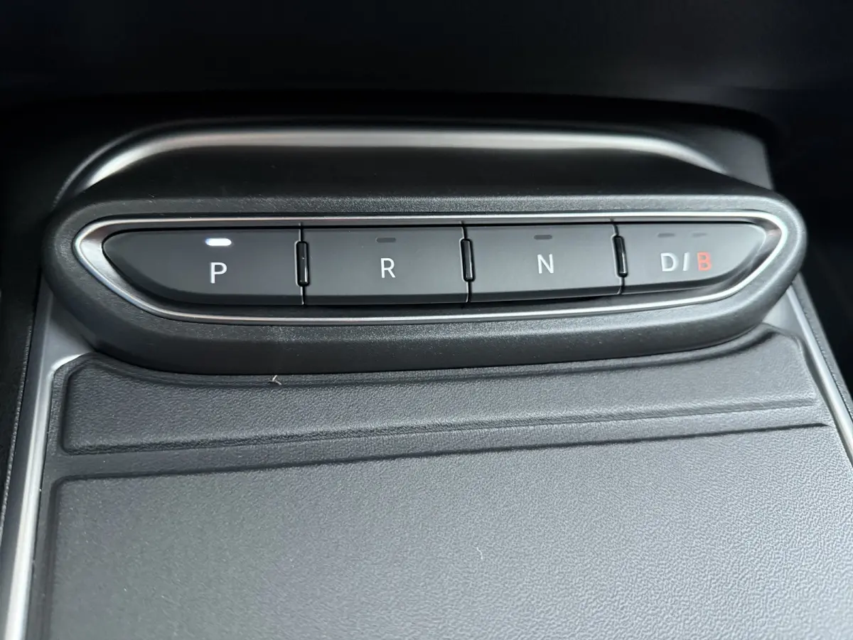 Summit 54Kwh | 10,25 inch digitaal configureerbaar instrumentenpaneel | 10,25" Infotainment met draadloos Apple Carplay en Android Auto | 18" Diamond Cut lichtmetalen velgen