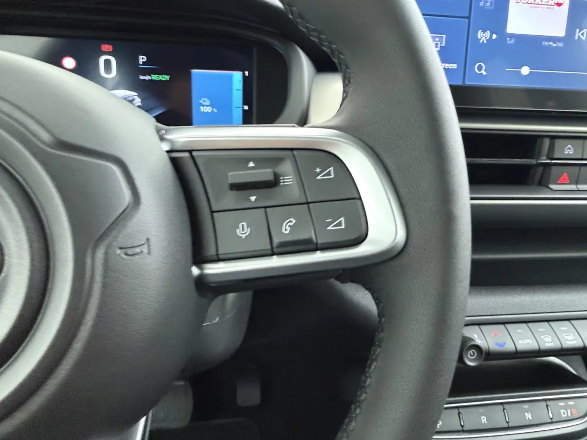 Summit 54Kwh | 10,25 inch digitaal configureerbaar instrumentenpaneel | 10,25" Infotainment met draadloos Apple Carplay en Android Auto | 18" Diamond Cut lichtmetalen velgen
