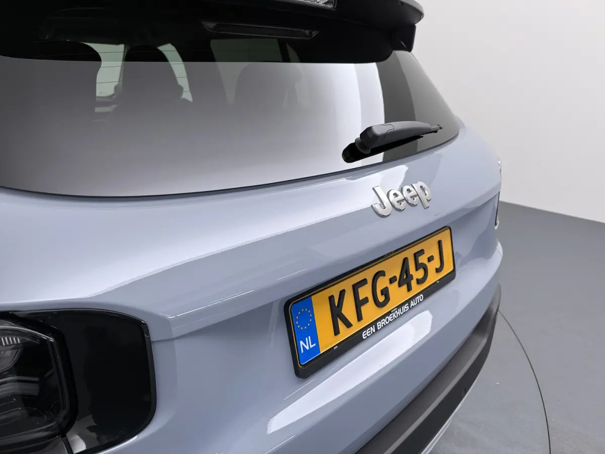 Summit 54Kwh | 10,25 inch digitaal configureerbaar instrumentenpaneel | 10,25" Infotainment met draadloos Apple Carplay en Android Auto | 18" Diamond Cut lichtmetalen velgen