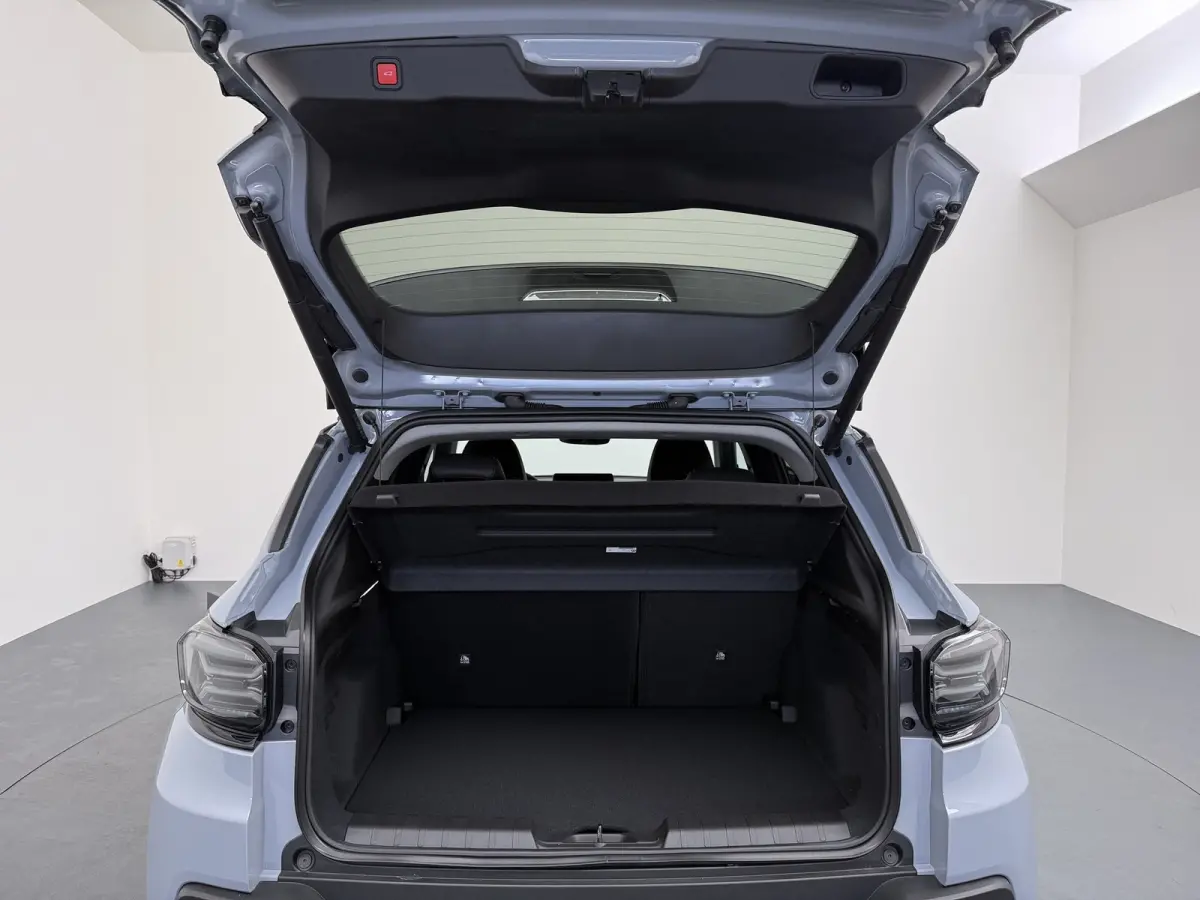 Summit 54Kwh | 10,25 inch digitaal configureerbaar instrumentenpaneel | 10,25" Infotainment met draadloos Apple Carplay en Android Auto | 18" Diamond Cut lichtmetalen velgen