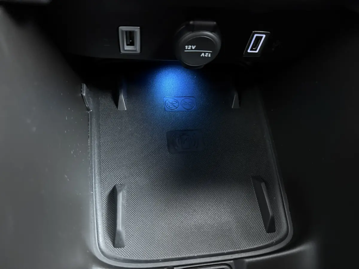 Summit 54Kwh | 10,25 inch digitaal configureerbaar instrumentenpaneel | 10,25" Infotainment met draadloos Apple Carplay en Android Auto | 18" Diamond Cut lichtmetalen velgen