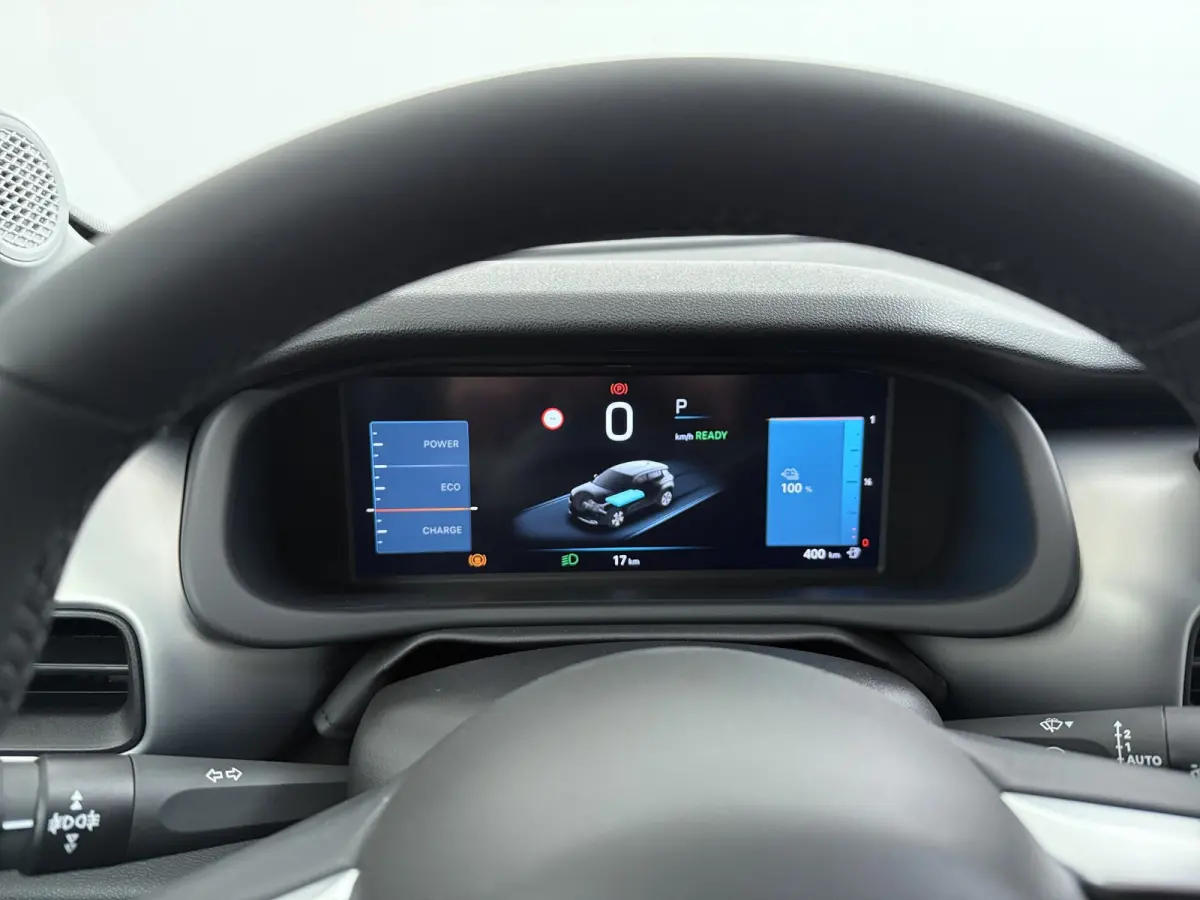 Summit 54Kwh | 10,25 inch digitaal configureerbaar instrumentenpaneel | 10,25" Infotainment met draadloos Apple Carplay en Android Auto | 18" Diamond Cut lichtmetalen velgen