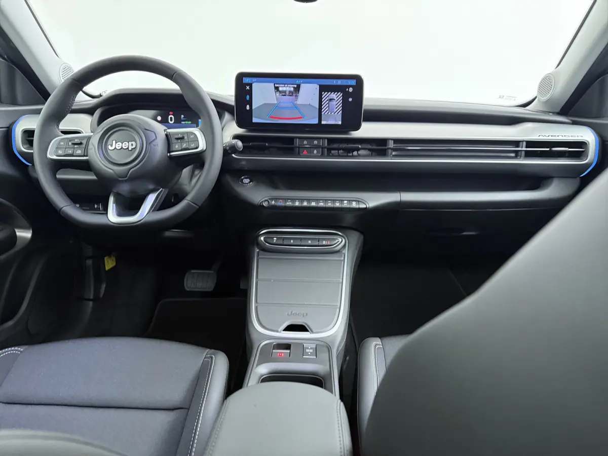 Summit 54Kwh | 10,25 inch digitaal configureerbaar instrumentenpaneel | 10,25" Infotainment met draadloos Apple Carplay en Android Auto | 18" Diamond Cut lichtmetalen velgen