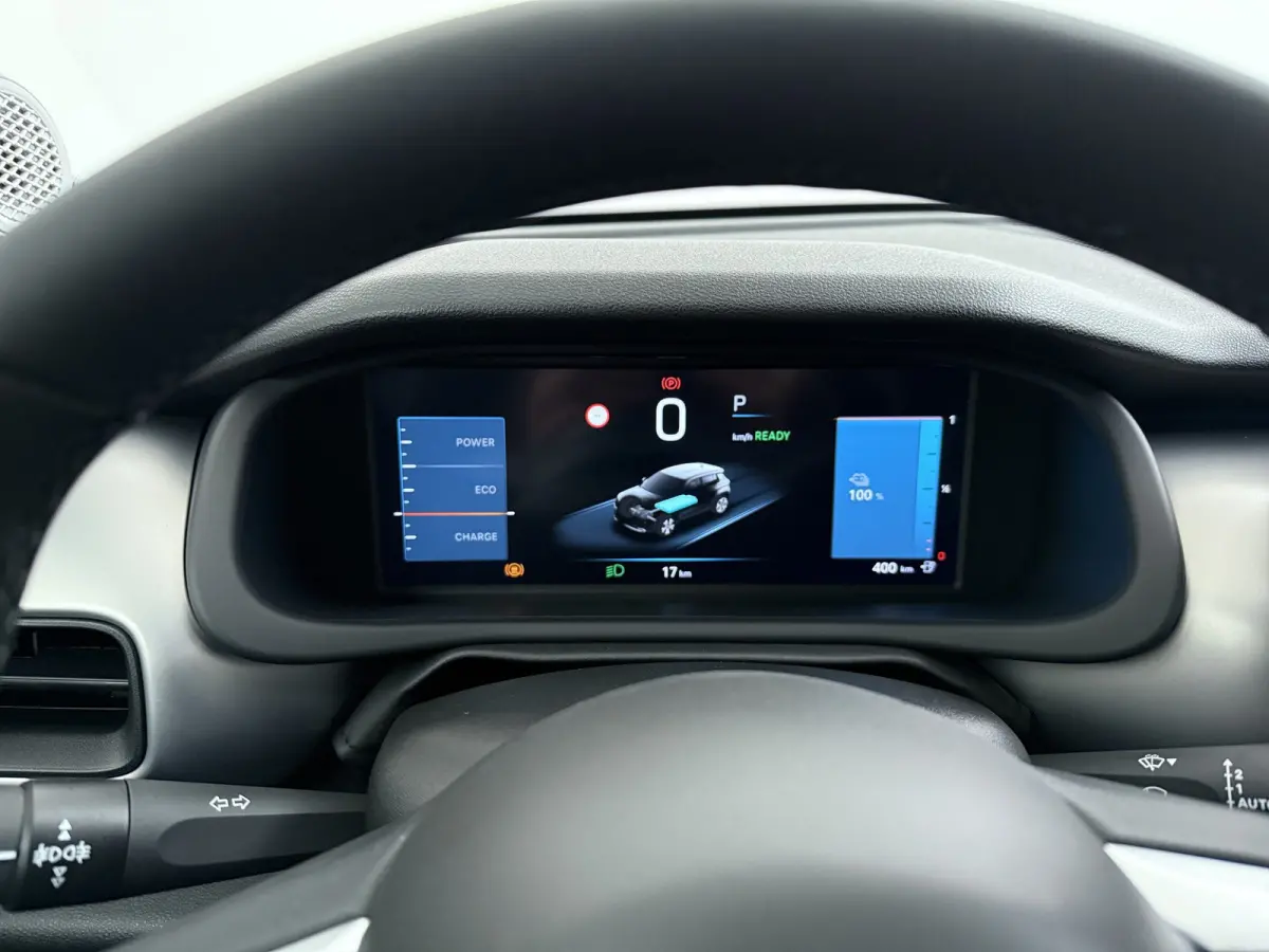 Summit 54Kwh | 10,25 inch digitaal configureerbaar instrumentenpaneel | 10,25" Infotainment met draadloos Apple Carplay en Android Auto | 18" Diamond Cut lichtmetalen velgen