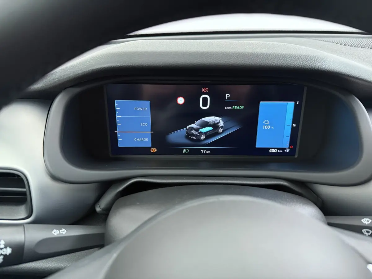Summit 54Kwh | 10,25 inch digitaal configureerbaar instrumentenpaneel | 10,25" Infotainment met draadloos Apple Carplay en Android Auto | 18" Diamond Cut lichtmetalen velgen