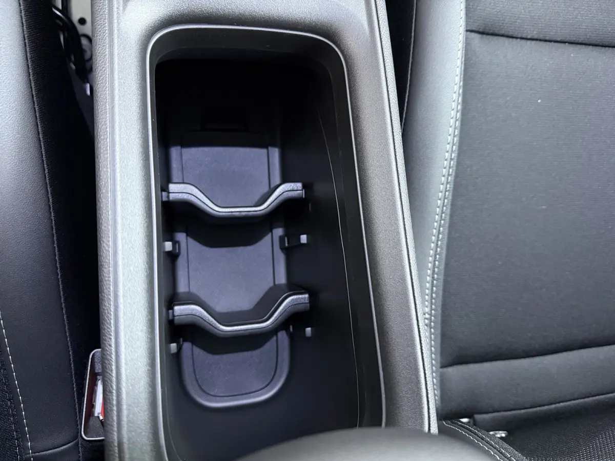 Summit 54Kwh | 10,25 inch digitaal configureerbaar instrumentenpaneel | 10,25" Infotainment met draadloos Apple Carplay en Android Auto | 18" Diamond Cut lichtmetalen velgen