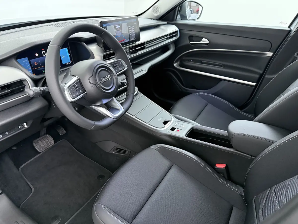 Summit 54Kwh | 10,25 inch digitaal configureerbaar instrumentenpaneel | 10,25" Infotainment met draadloos Apple Carplay en Android Auto | 18" Diamond Cut lichtmetalen velgen