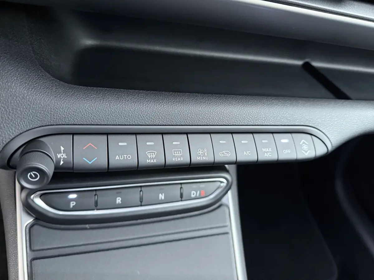 Summit 54Kwh | 10,25 inch digitaal configureerbaar instrumentenpaneel | 10,25" Infotainment met draadloos Apple Carplay en Android Auto | 18" Diamond Cut lichtmetalen velgen