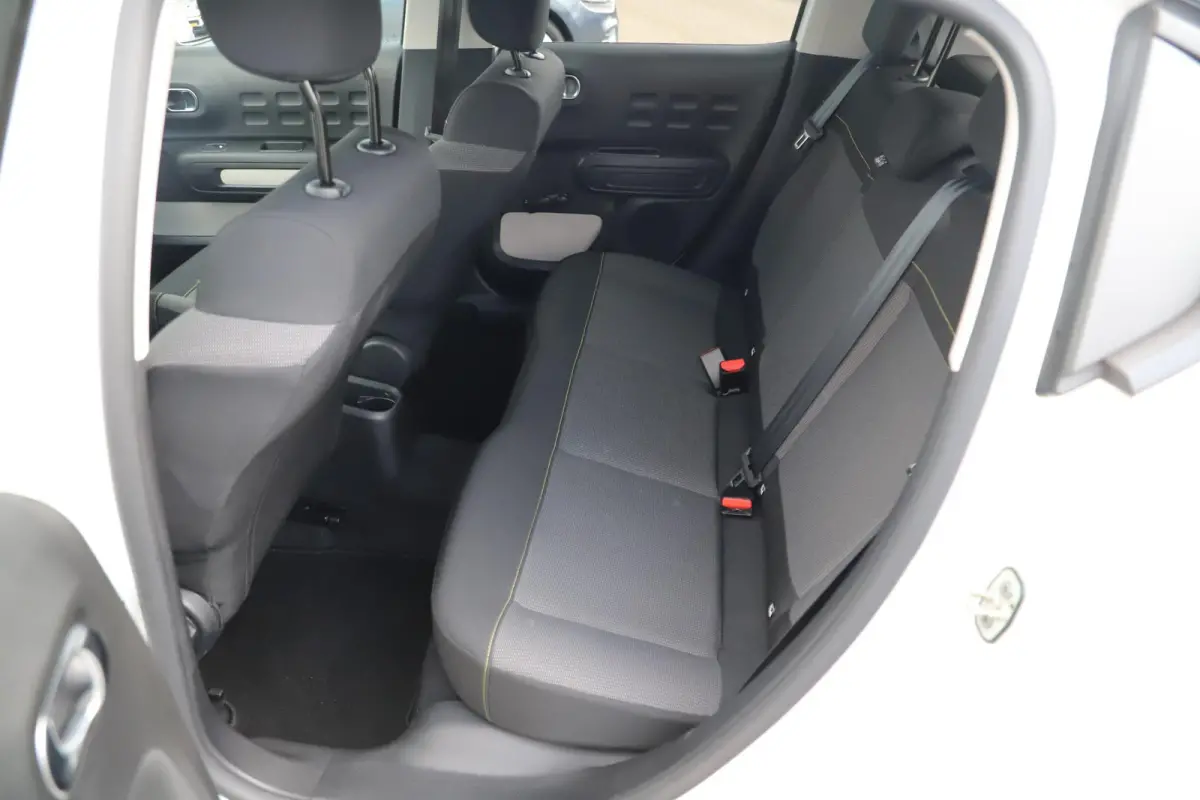 1.2 PureTech Feel Navigatie Carplay Android Climate Cruise Control Rijstrooksensor Parkeersensor All-season banden!