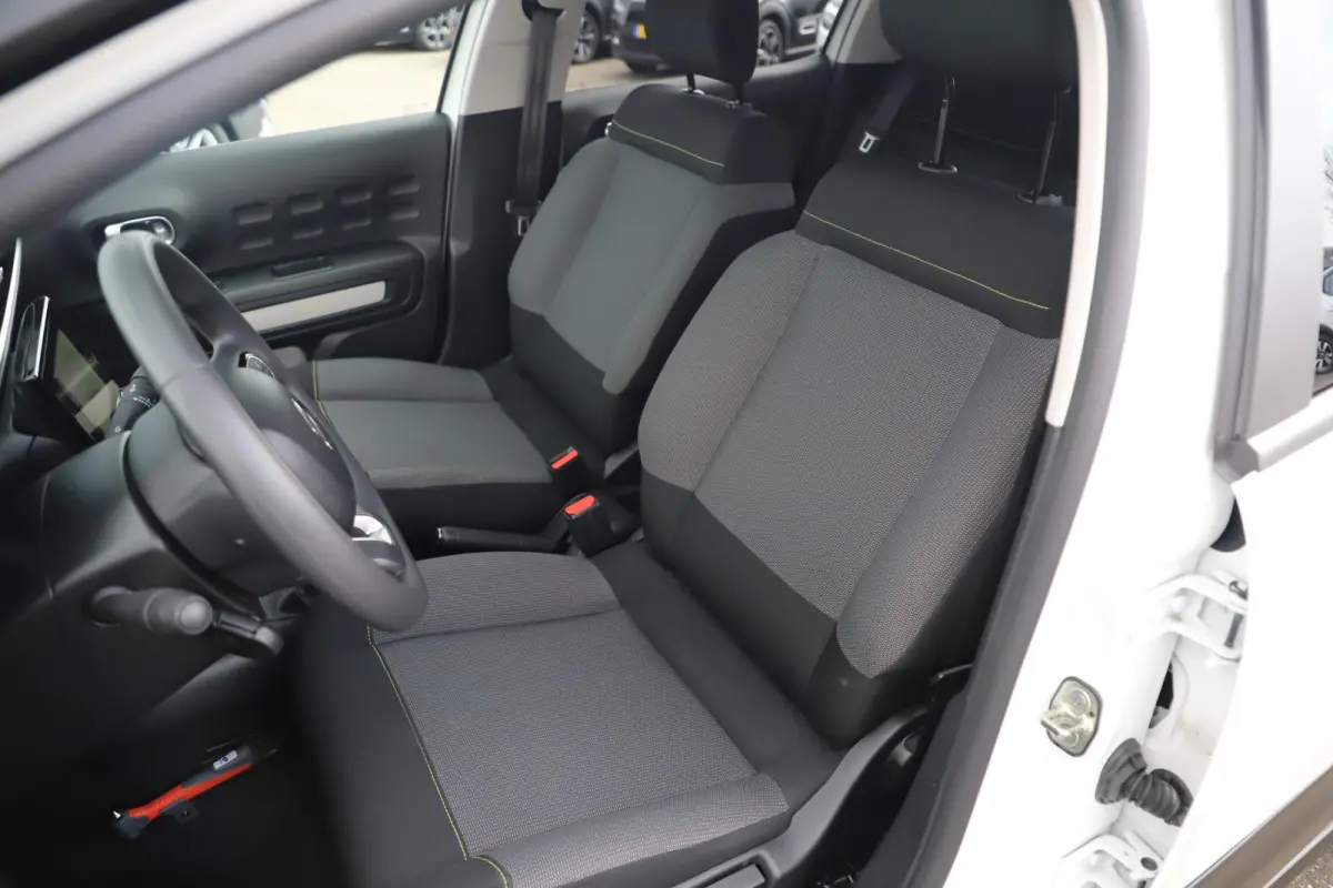 1.2 PureTech Feel Navigatie Carplay Android Climate Cruise Control Rijstrooksensor Parkeersensor All-season banden!