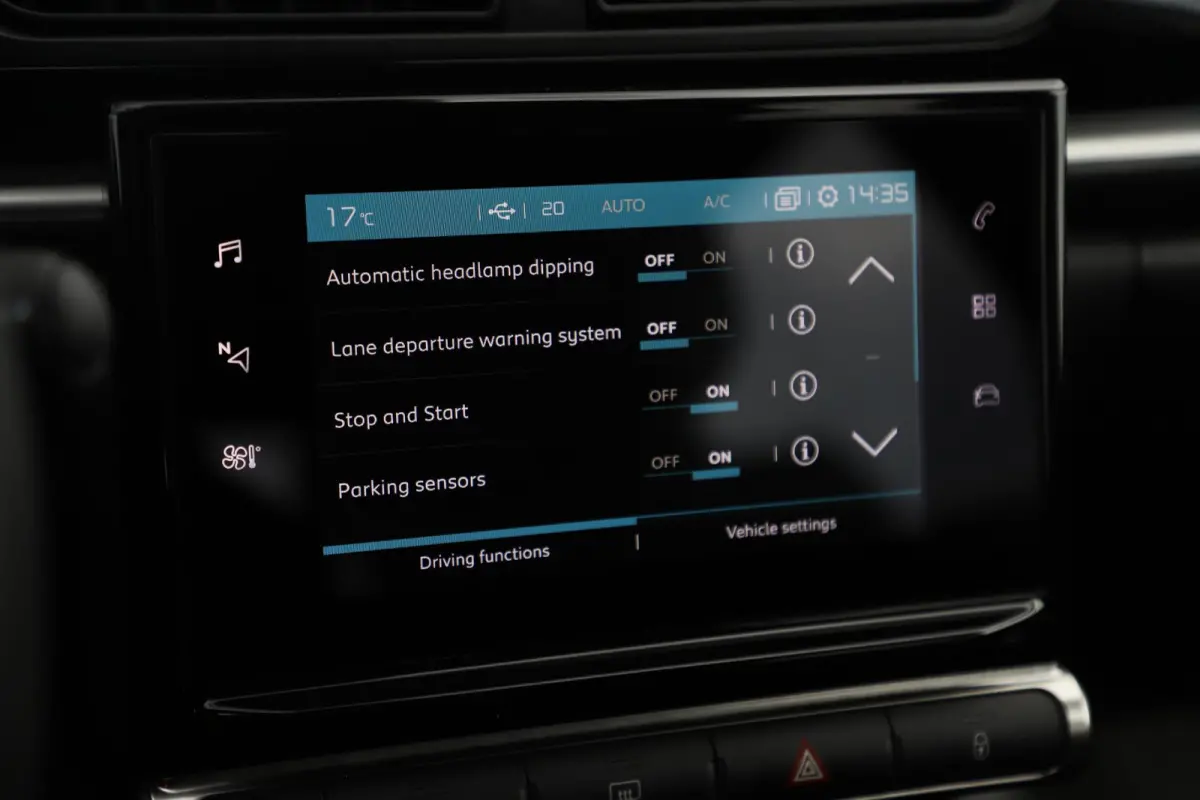1.2 PureTech Feel Navigatie Carplay Android Climate Cruise Control Rijstrooksensor Parkeersensor All-season banden!