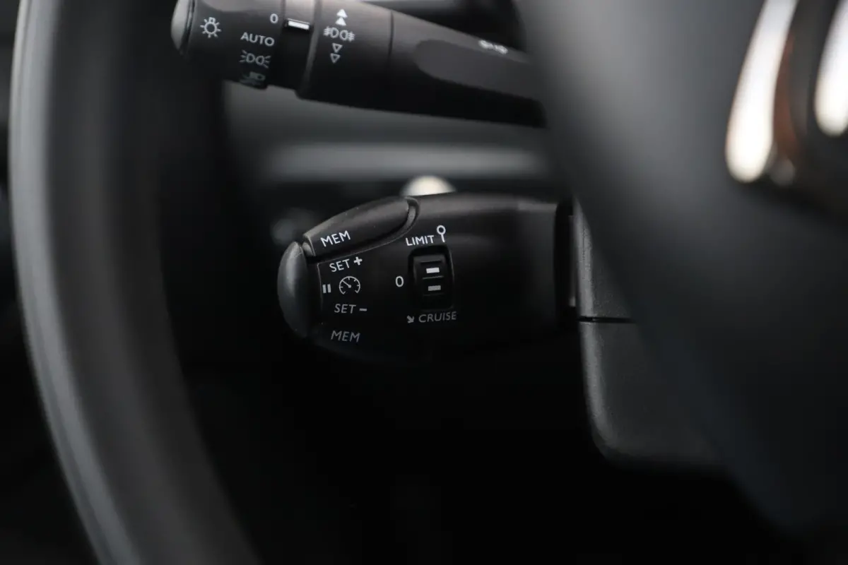 1.2 PureTech Feel Navigatie Carplay Android Climate Cruise Control Rijstrooksensor Parkeersensor All-season banden!
