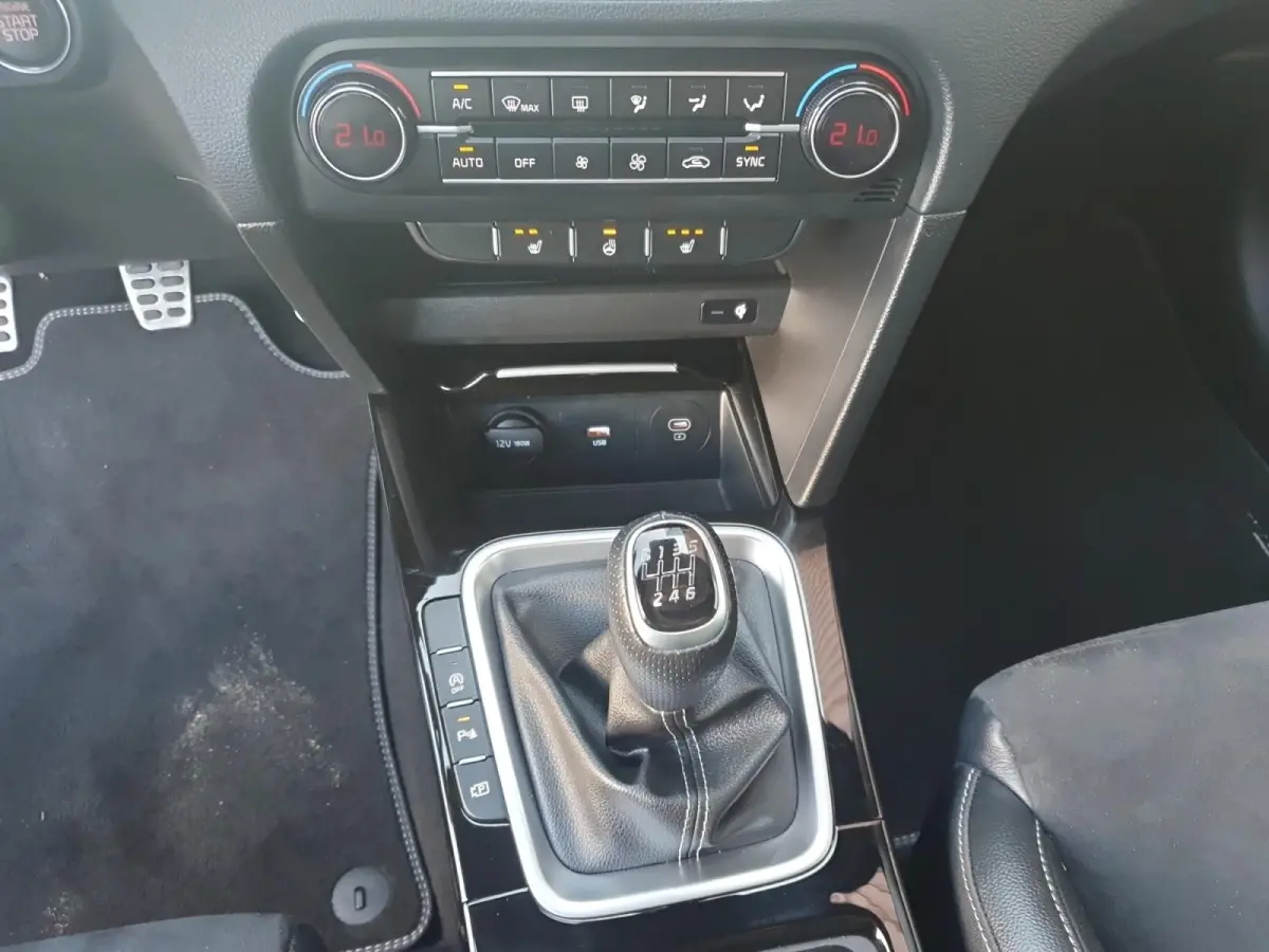 1.5 T-GDi GT-Line | Stoel en stuurverwarming | Navigatie | Elektrische achterklep | Camera | Climate control | Apple Carplay / Android Auto |