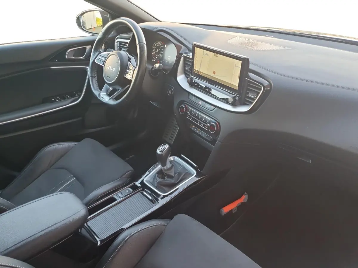 1.5 T-GDi GT-Line | Stoel en stuurverwarming | Navigatie | Elektrische achterklep | Camera | Climate control | Apple Carplay / Android Auto |