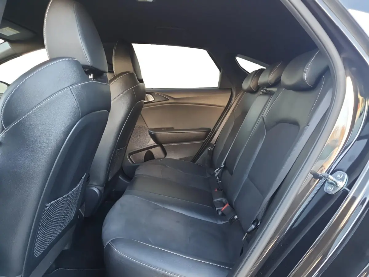 1.5 T-GDi GT-Line | Stoel en stuurverwarming | Navigatie | Elektrische achterklep | Camera | Climate control | Apple Carplay / Android Auto |