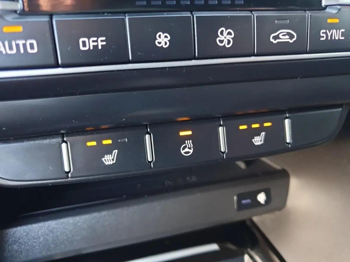 1.5 T-GDi GT-Line | Stoel en stuurverwarming | Navigatie | Elektrische achterklep | Camera | Climate control | Apple Carplay / Android Auto |