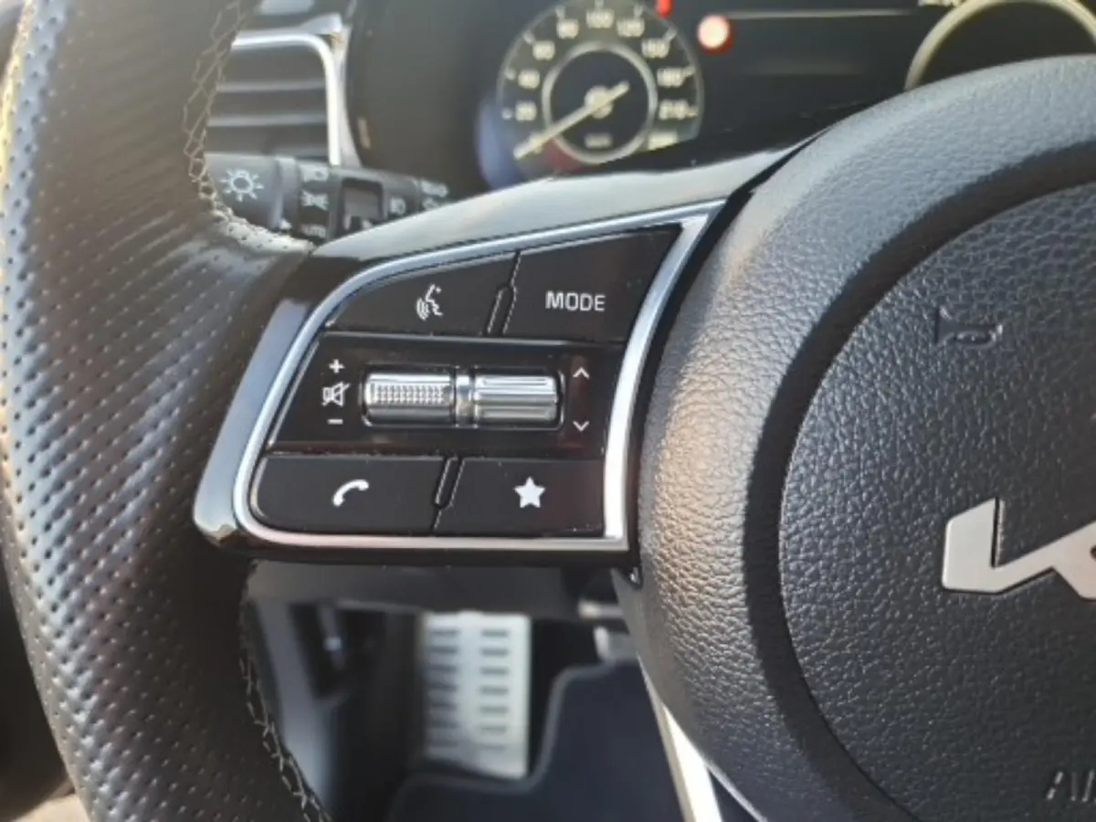 1.5 T-GDi GT-Line | Stoel en stuurverwarming | Navigatie | Elektrische achterklep | Camera | Climate control | Apple Carplay / Android Auto |