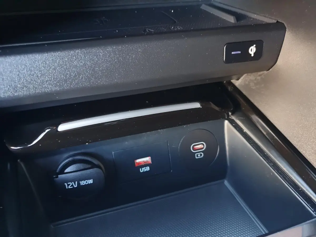 1.5 T-GDi GT-Line | Stoel en stuurverwarming | Navigatie | Elektrische achterklep | Camera | Climate control | Apple Carplay / Android Auto |