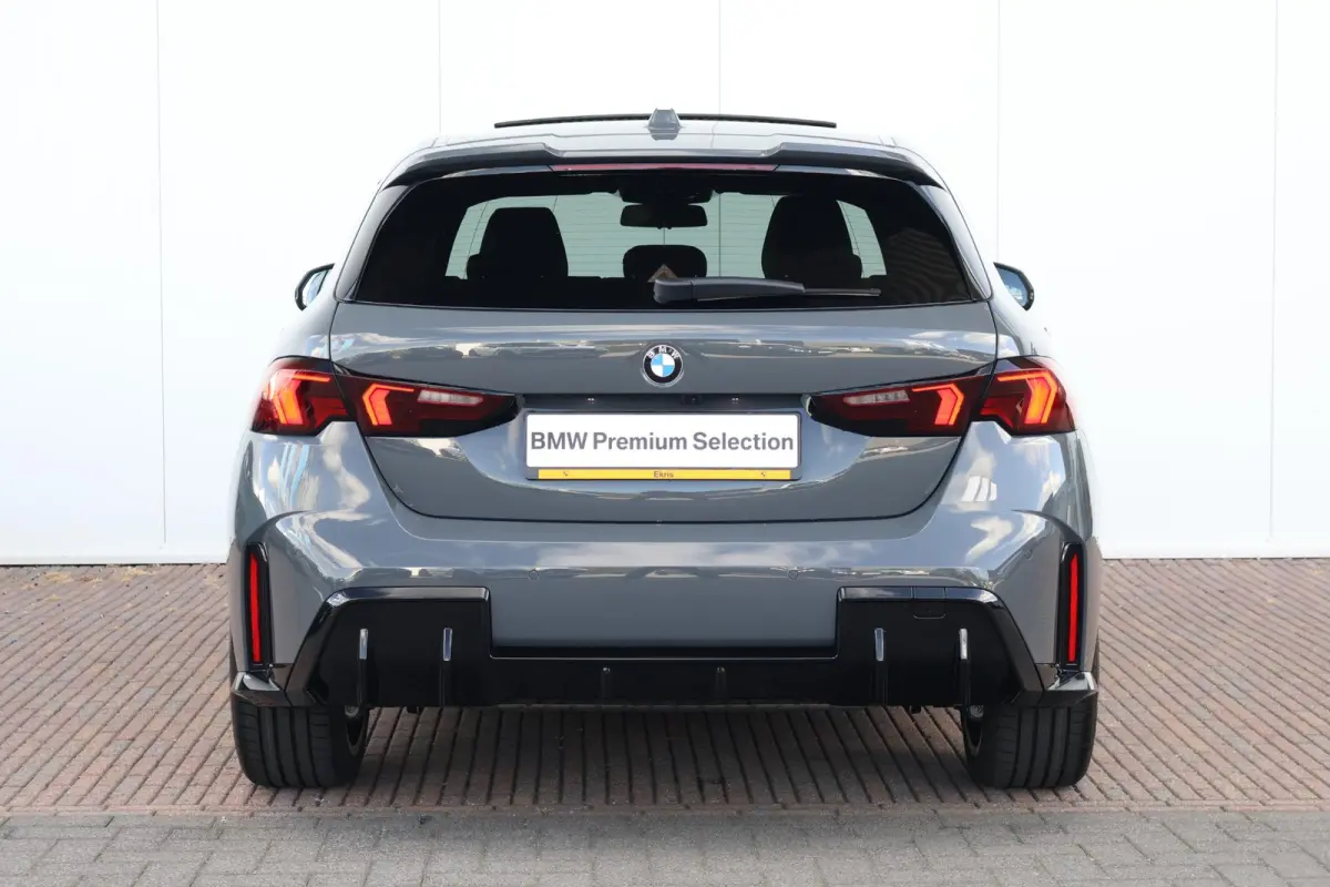 120 M Sport Design Edition | Sport Pakket Pro | Invidual Grigio-Telesto | Panorama Dak | Harman Kardon | Elektr. Achterklep | Comforttoegang |