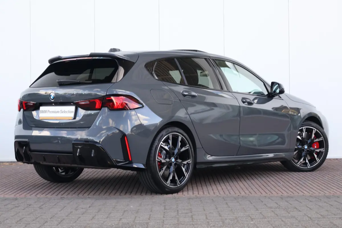 120 M Sport Design Edition | Sport Pakket Pro | Invidual Grigio-Telesto | Panorama Dak | Harman Kardon | Elektr. Achterklep | Comforttoegang |