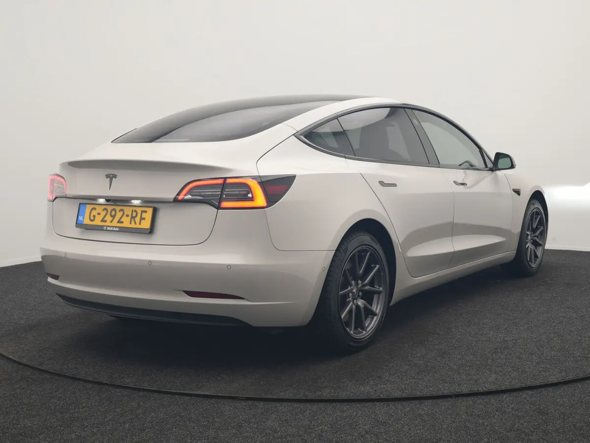 Standard RWD Plus 60 kWh 325pk | SOH 87% | Adaptive Cruise | Panodak | Self Driving | Camera | Keyless | Navigatie Via Google Maps | Spotify | DAB | 19"L.M |