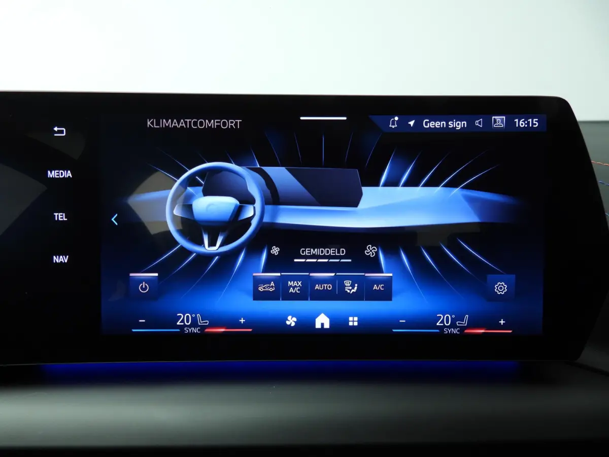 220 | M-Sportpakket | LED | Navigatie | Panoramadak | Stoelverwarming | Sportstoelen | DAB | Harman-kardon sound | Alu 19 inch