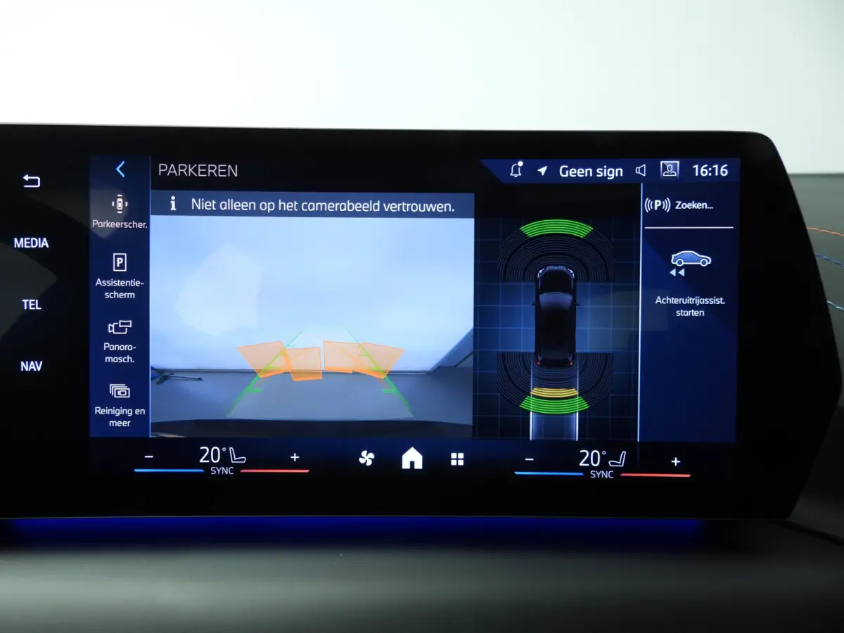 220 | M-Sportpakket | LED | Navigatie | Panoramadak | Stoelverwarming | Sportstoelen | DAB | Harman-kardon sound | Alu 19 inch