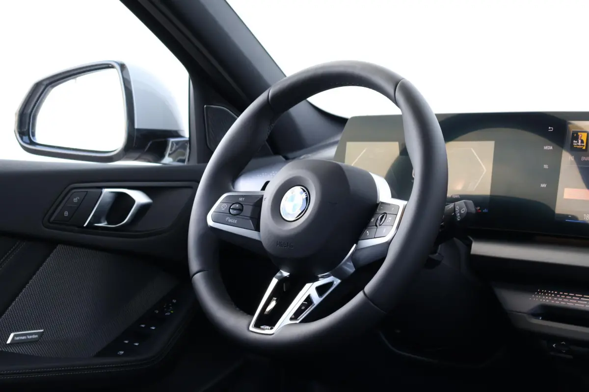 120 M Sport Design Edition | Sport Pakket Pro | Invidual Chalk | Panorama Dak | Harman Kardon | Elektr. Achterklep | Driving Assistant Plus | Comforttoegang |