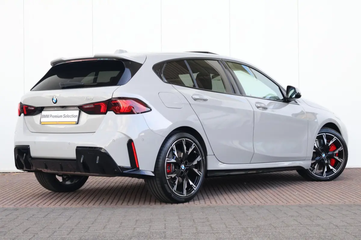 120 M Sport Design Edition | Sport Pakket Pro | Invidual Chalk | Panorama Dak | Harman Kardon | Elektr. Achterklep | Driving Assistant Plus | Comforttoegang |