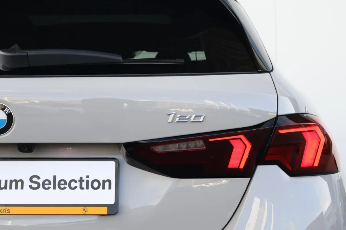 120 M Sport Design Edition | Sport Pakket Pro | Invidual Chalk | Panorama Dak | Harman Kardon | Elektr. Achterklep | Driving Assistant Plus | Comforttoegang |