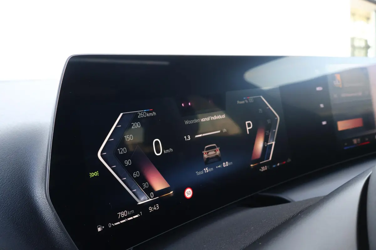 120 M Sport Design Edition | Sport Pakket Pro | Invidual Chalk | Panorama Dak | Harman Kardon | Elektr. Achterklep | Driving Assistant Plus | Comforttoegang |