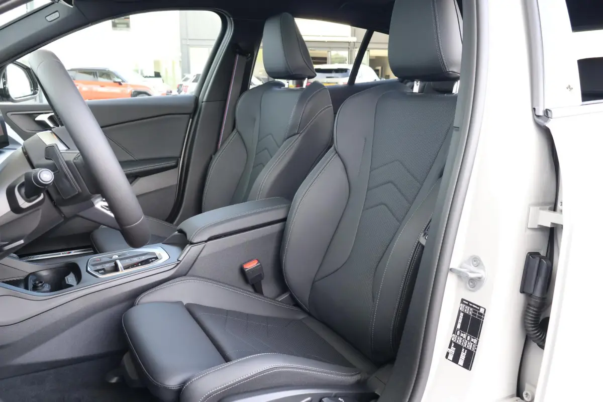 120 M Sport Design Edition | Sport Pakket Pro | Invidual Chalk | Panorama Dak | Harman Kardon | Elektr. Achterklep | Driving Assistant Plus | Comforttoegang |