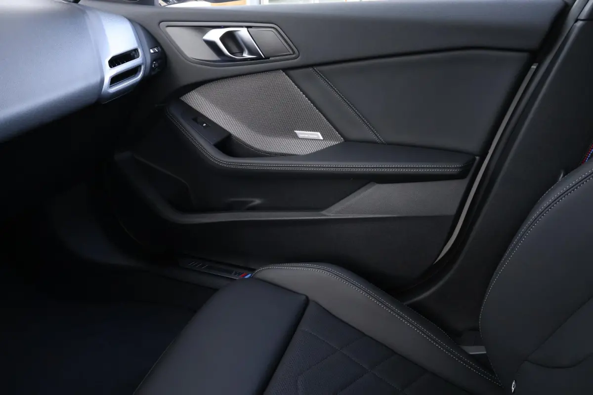 120 M Sport Design Edition | Sport Pakket Pro | Invidual Chalk | Panorama Dak | Harman Kardon | Elektr. Achterklep | Driving Assistant Plus | Comforttoegang |