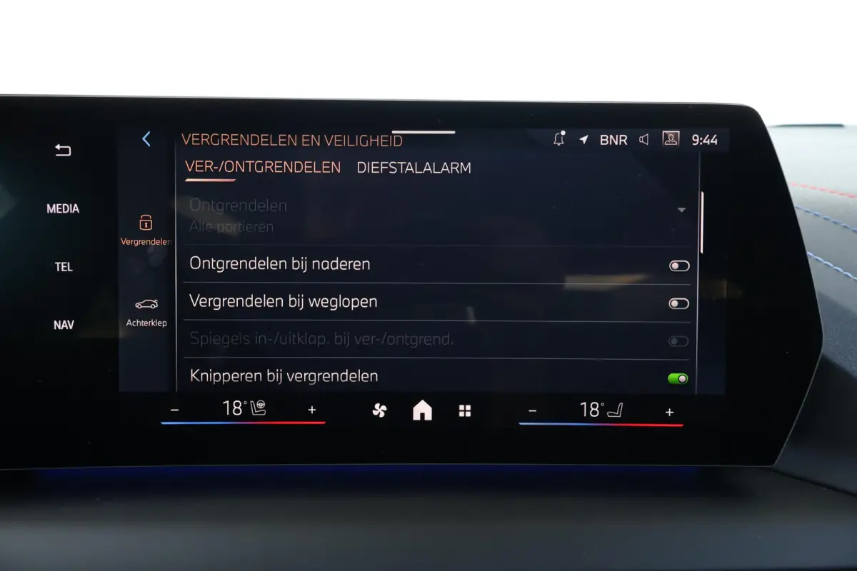 120 M Sport Design Edition | Sport Pakket Pro | Invidual Chalk | Panorama Dak | Harman Kardon | Elektr. Achterklep | Driving Assistant Plus | Comforttoegang |