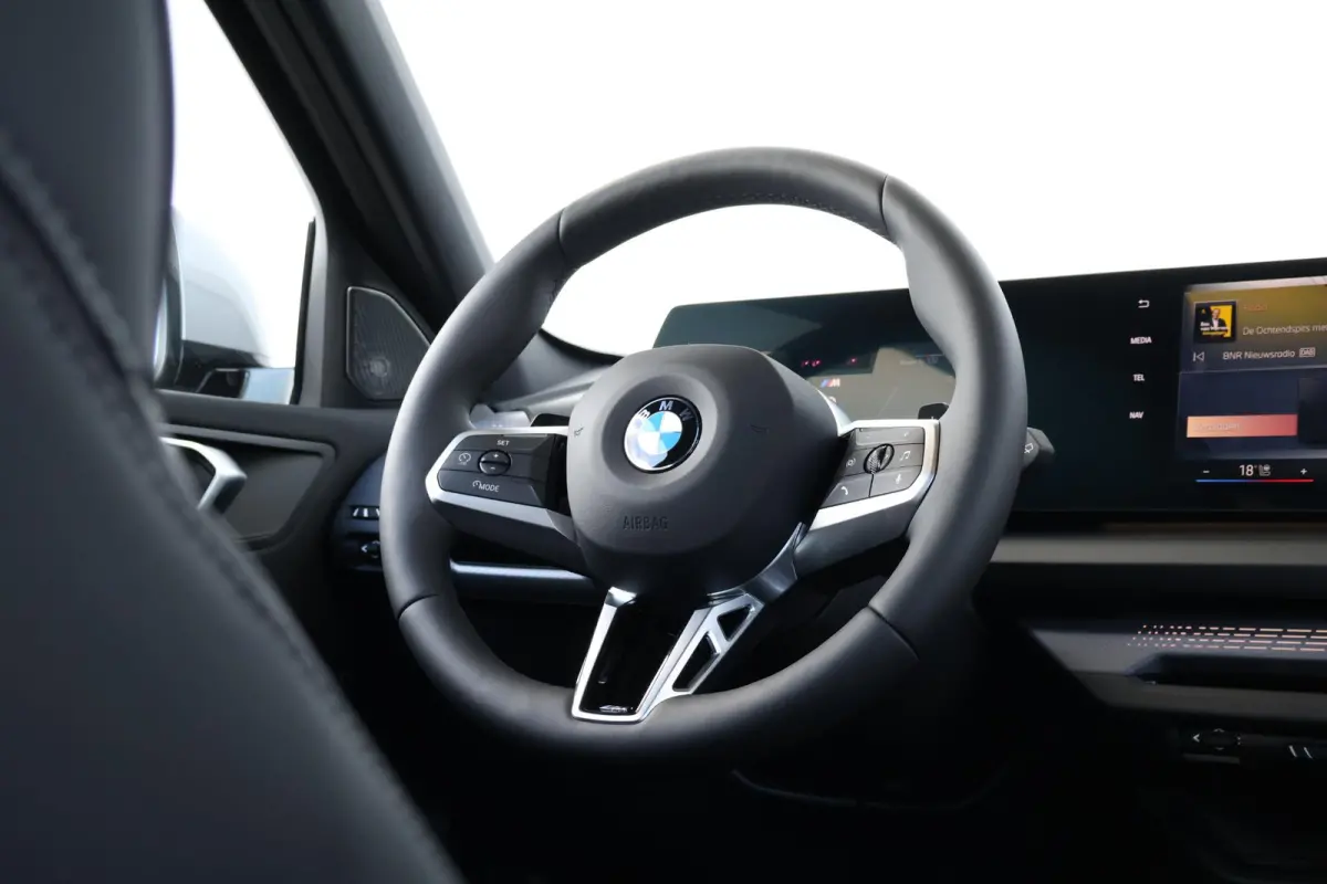 120 M Sport Design Edition | Sport Pakket Pro | Invidual Chalk | Panorama Dak | Harman Kardon | Elektr. Achterklep | Driving Assistant Plus | Comforttoegang |