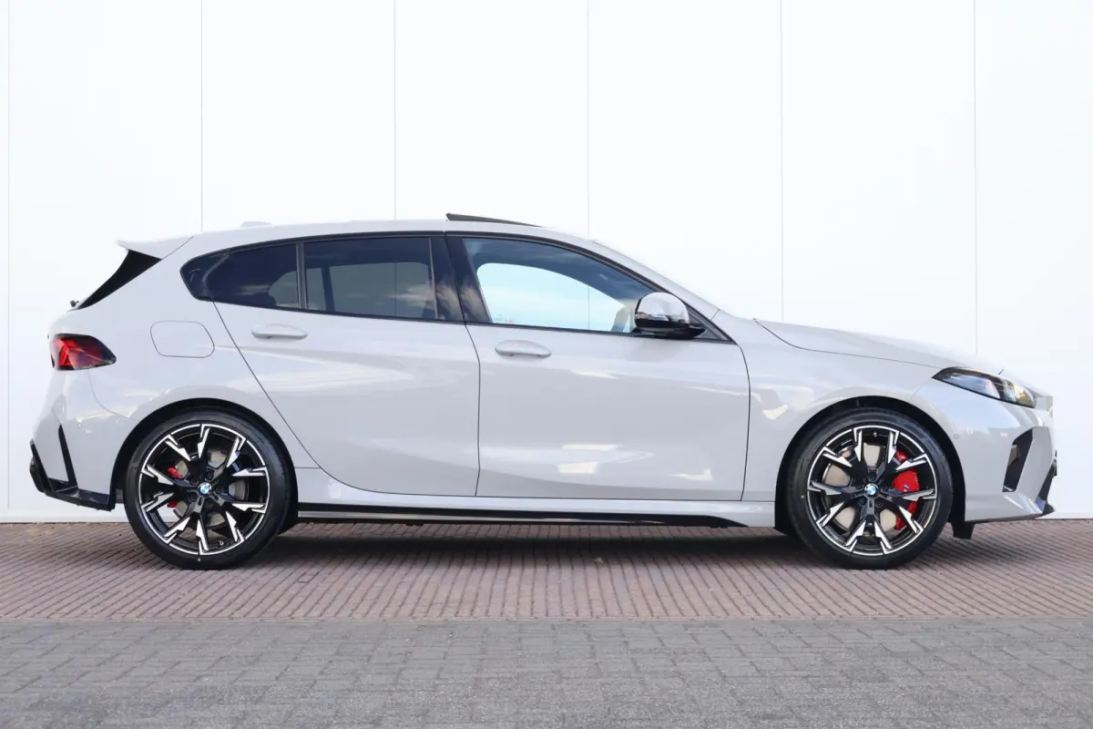 120 M Sport Design Edition | Sport Pakket Pro | Invidual Chalk | Panorama Dak | Harman Kardon | Elektr. Achterklep | Driving Assistant Plus | Comforttoegang |