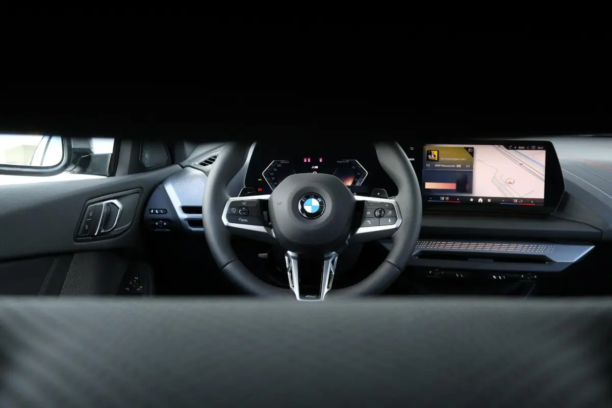 120 M Sport Design Edition | Sport Pakket Pro | Invidual Chalk | Panorama Dak | Harman Kardon | Elektr. Achterklep | Driving Assistant Plus | Comforttoegang |