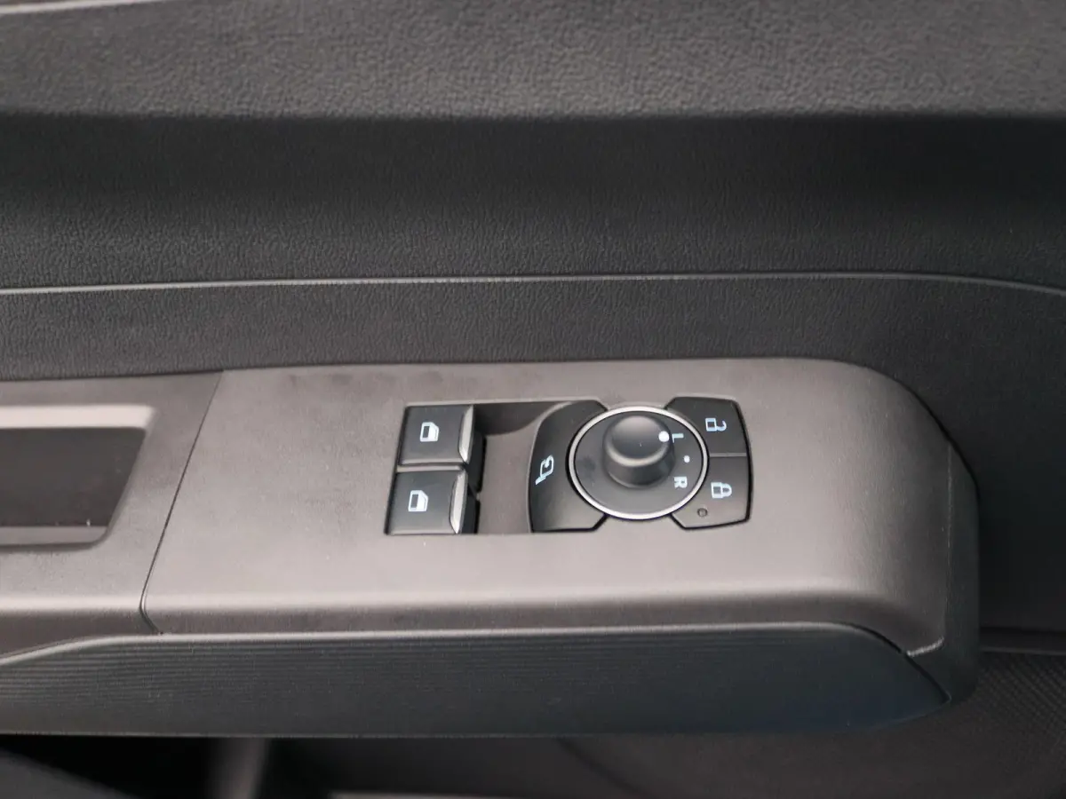 Limited 44 kWh | ADAPTIEVE CRUISE CONTROL | STOEL, STUUR EN VOORRUITVERWARMING | NAVIGATIE | TREKHAAK