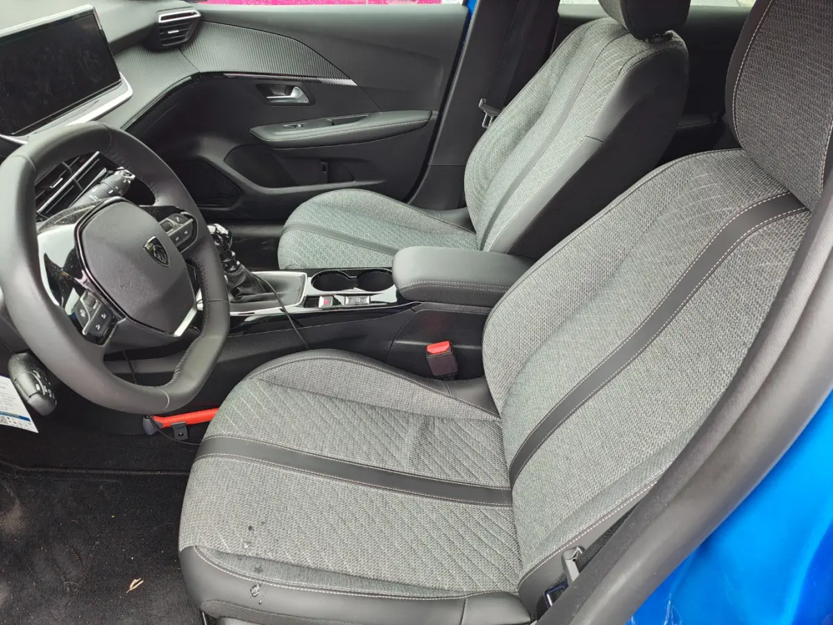 1.2 PureTech 100 Allure | Apple Carplay / Android Auto | Navigatie | Camera | Cruise Control | | Achterbank in delen neerklapbaar | Achteruitrijcamera | Apple Carplay/Android Auto|telefoonin