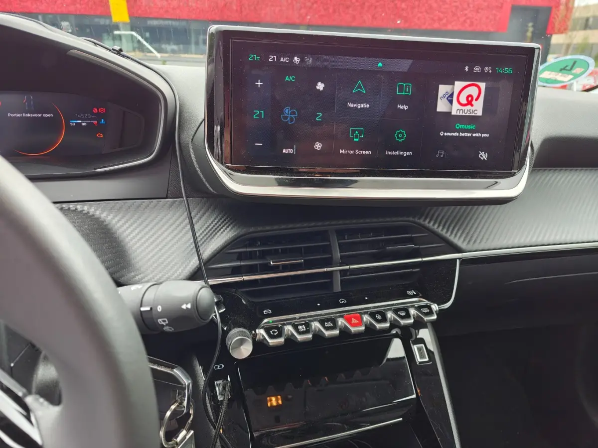 1.2 PureTech 100 Allure | Apple Carplay / Android Auto | Navigatie | Camera | Cruise Control | | Achterbank in delen neerklapbaar | Achteruitrijcamera | Apple Carplay/Android Auto|telefoonin