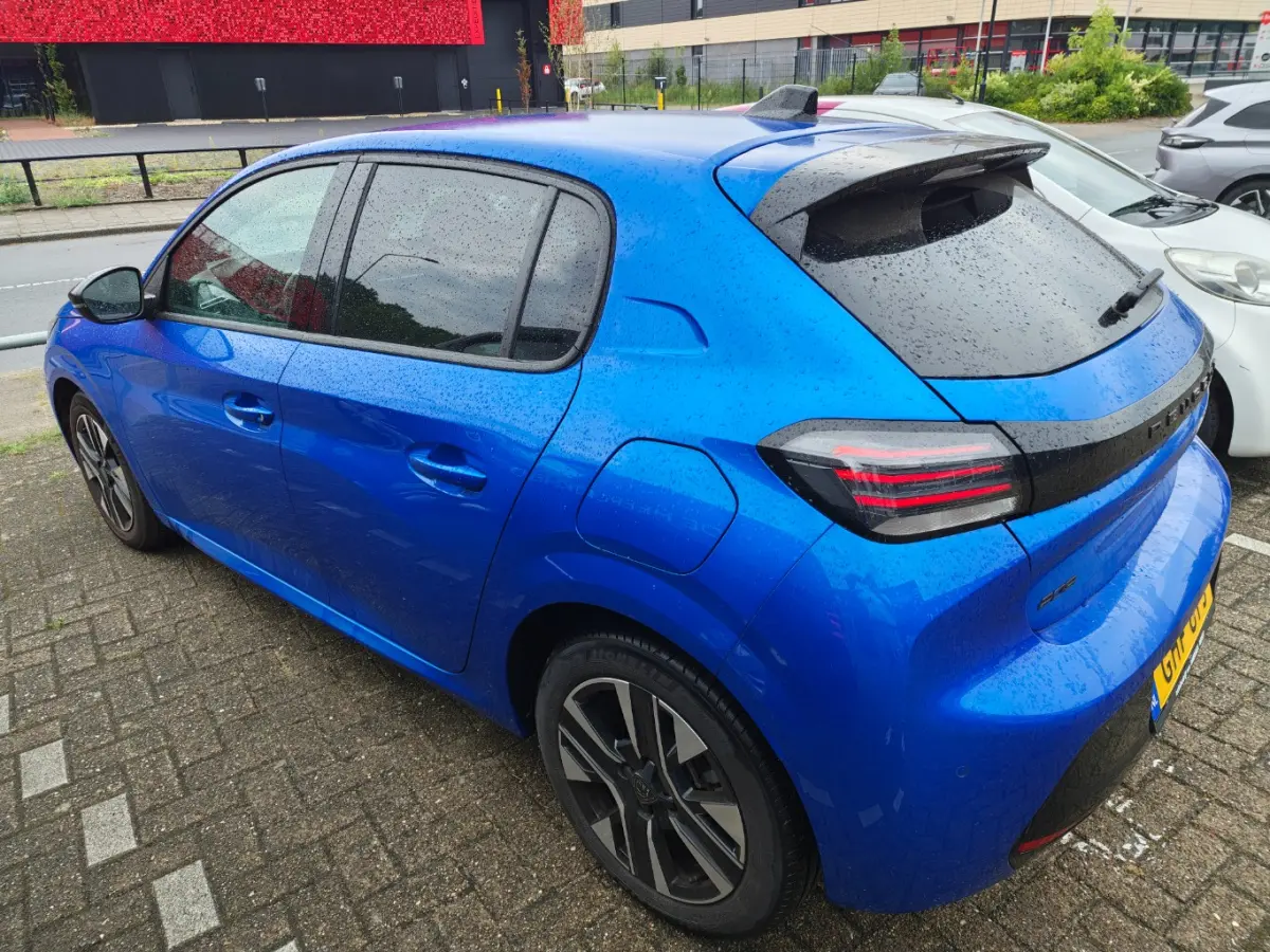 1.2 PureTech 100 Allure | Apple Carplay / Android Auto | Navigatie | Camera | Cruise Control | | Achterbank in delen neerklapbaar | Achteruitrijcamera | Apple Carplay/Android Auto|telefoonin