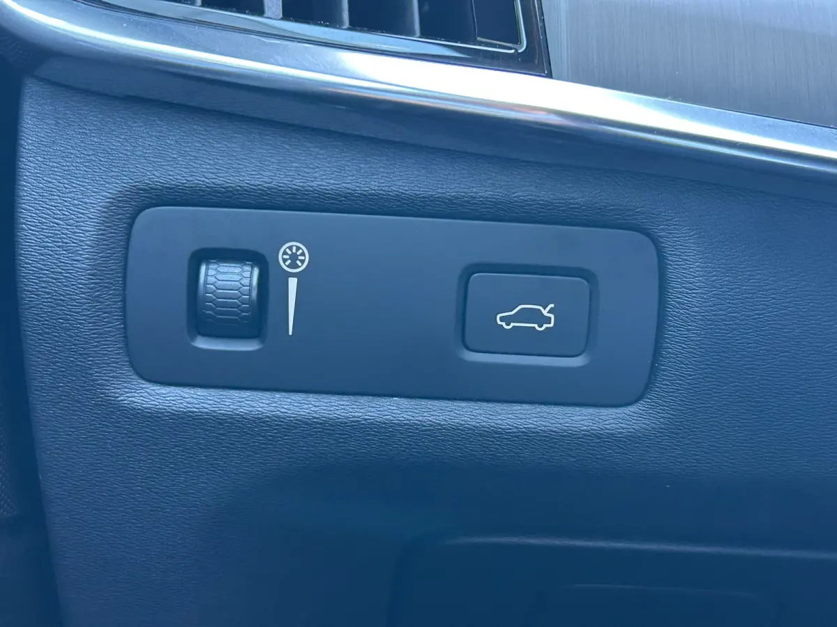 2.0 T4 Momentum | Pilot Assist | BLIS | Memory | Leder | Standkachel | Stoel- & stuurverwarming | CarPlay |
