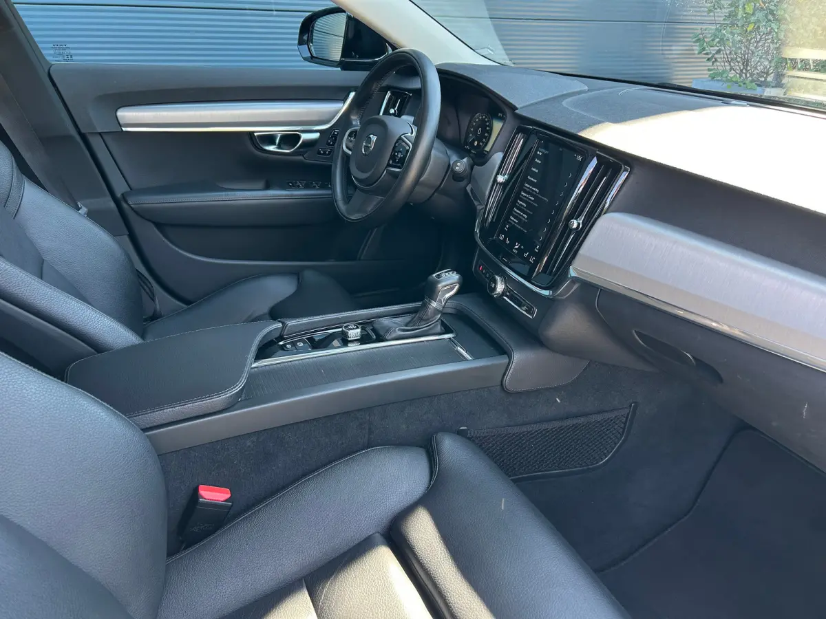 2.0 T4 Momentum | Pilot Assist | BLIS | Memory | Leder | Standkachel | Stoel- & stuurverwarming | CarPlay |