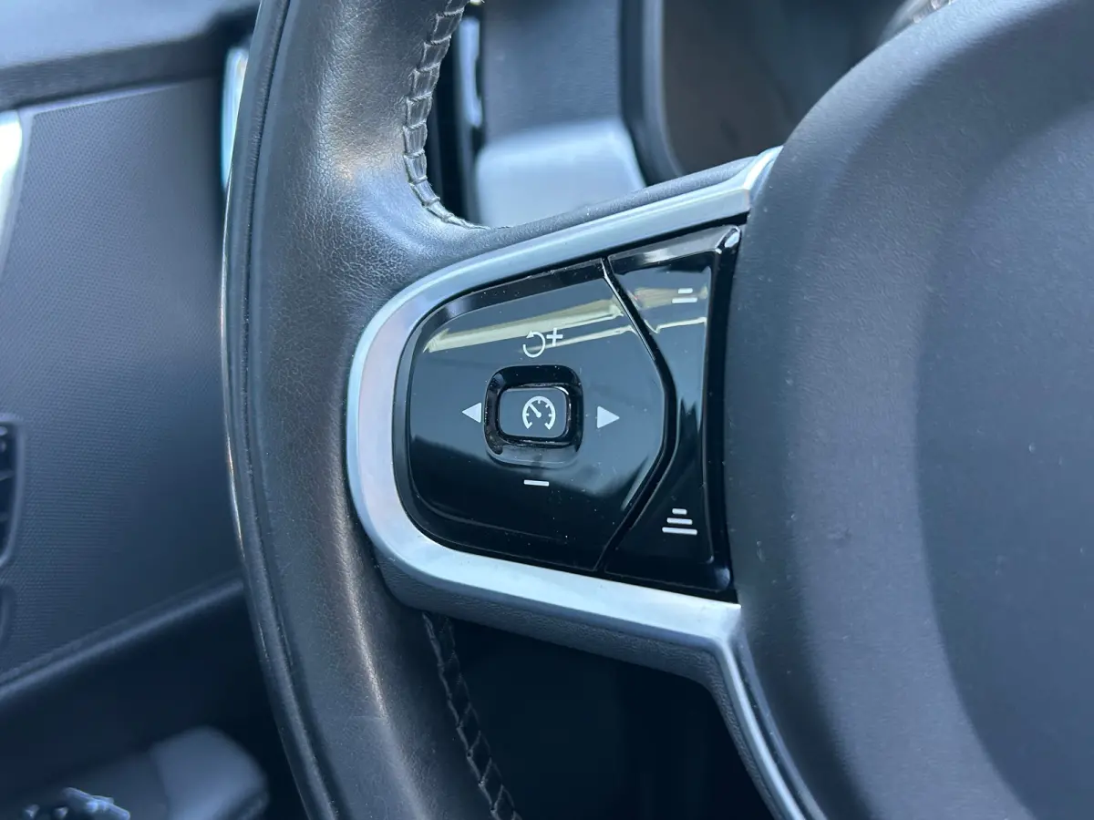 2.0 T4 Momentum | Pilot Assist | BLIS | Memory | Leder | Standkachel | Stoel- & stuurverwarming | CarPlay |