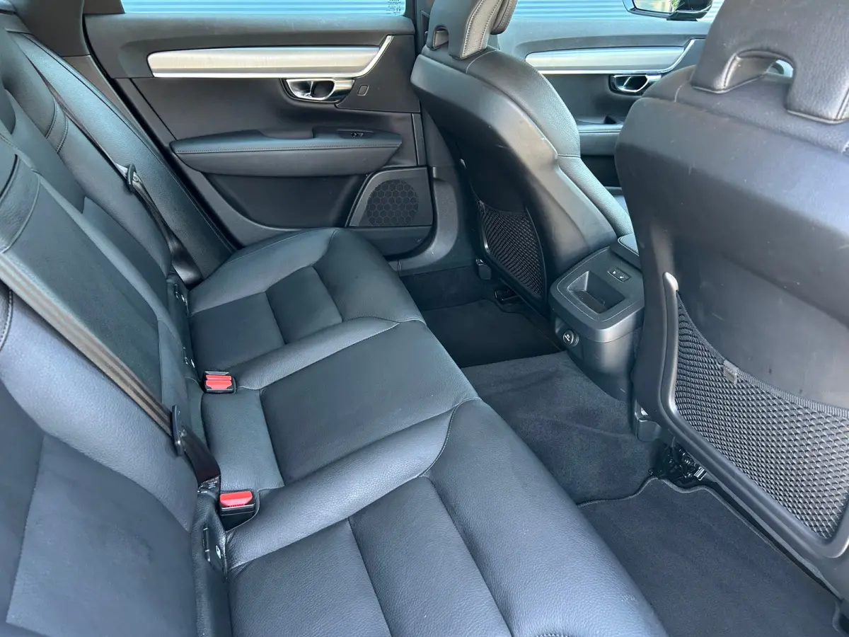 2.0 T4 Momentum | Pilot Assist | BLIS | Memory | Leder | Standkachel | Stoel- & stuurverwarming | CarPlay |