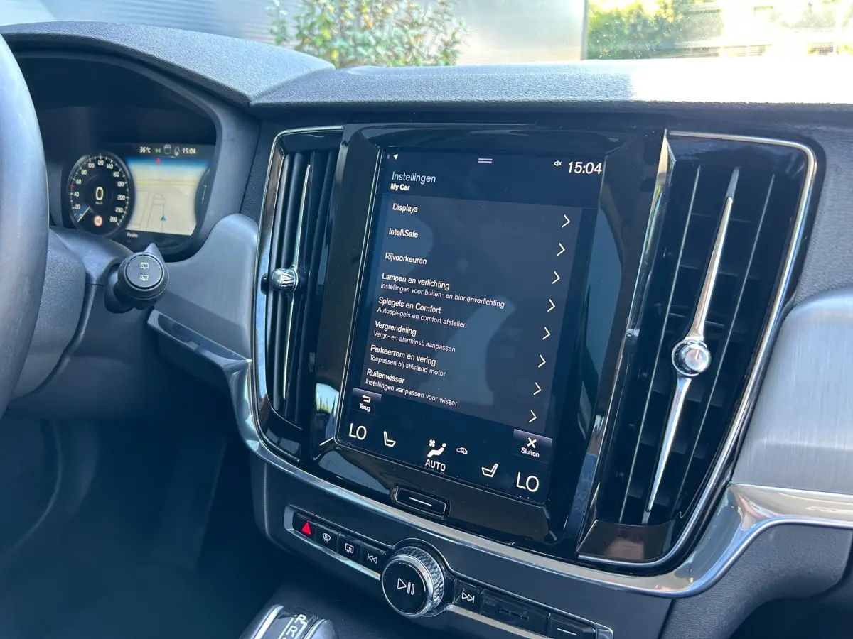 2.0 T4 Momentum | Pilot Assist | BLIS | Memory | Leder | Standkachel | Stoel- & stuurverwarming | CarPlay |