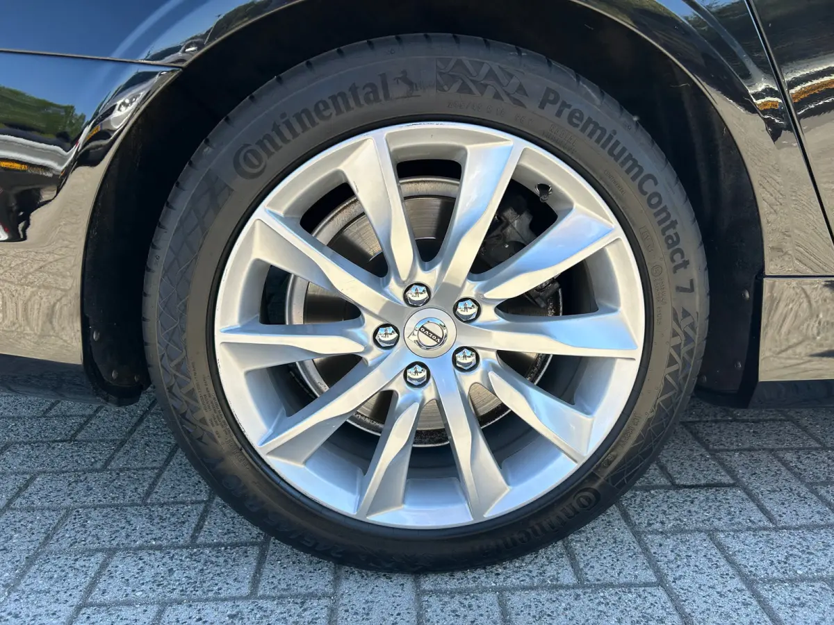 2.0 T4 Momentum | Pilot Assist | BLIS | Memory | Leder | Standkachel | Stoel- & stuurverwarming | CarPlay |