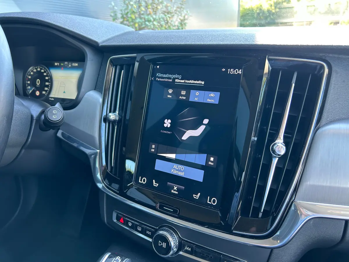 2.0 T4 Momentum | Pilot Assist | BLIS | Memory | Leder | Standkachel | Stoel- & stuurverwarming | CarPlay |