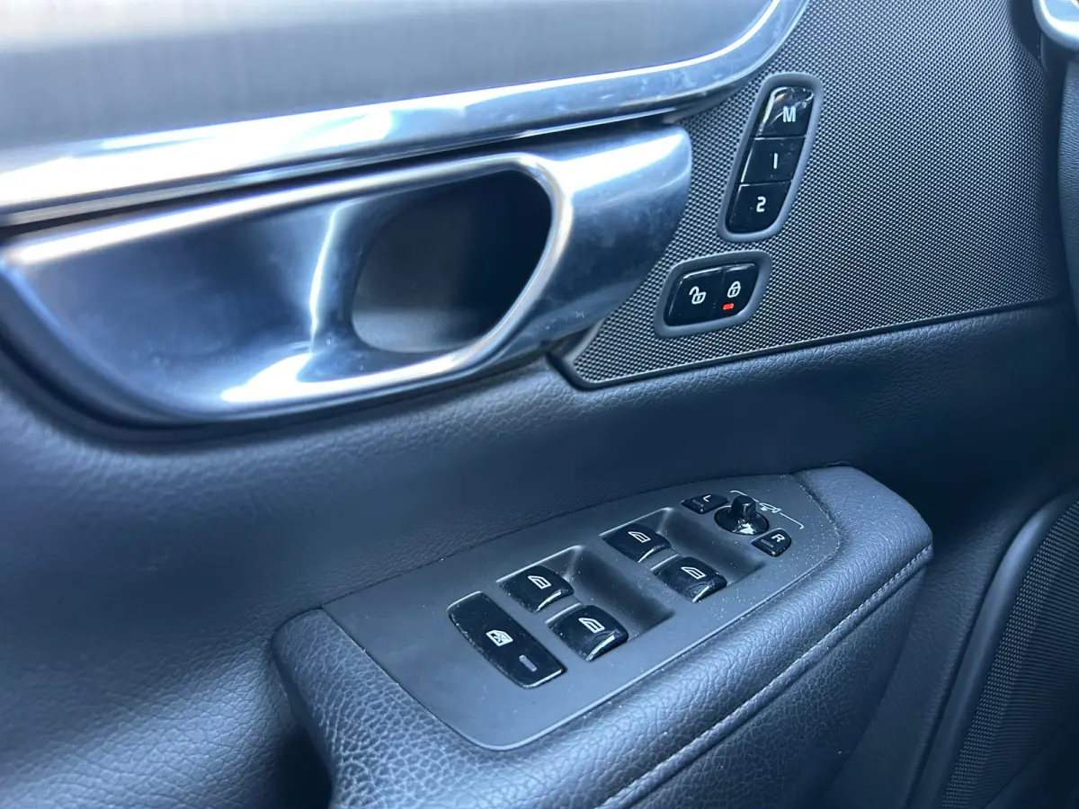 2.0 T4 Momentum | Pilot Assist | BLIS | Memory | Leder | Standkachel | Stoel- & stuurverwarming | CarPlay |