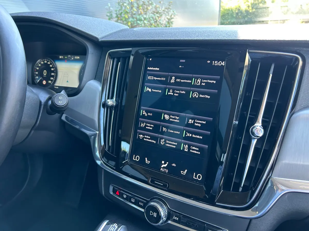 2.0 T4 Momentum | Pilot Assist | BLIS | Memory | Leder | Standkachel | Stoel- & stuurverwarming | CarPlay |